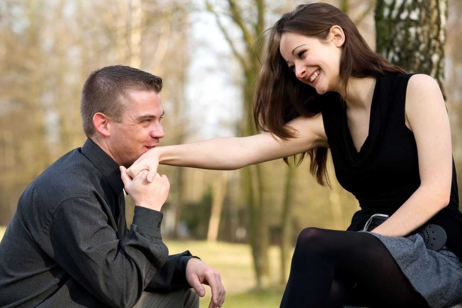 Как влюбить в себя мужчину – 10 способов, которые работают безотказно: как его привлечь, если он старше или моложе, отношения на расстоянии | lovetrue.ru