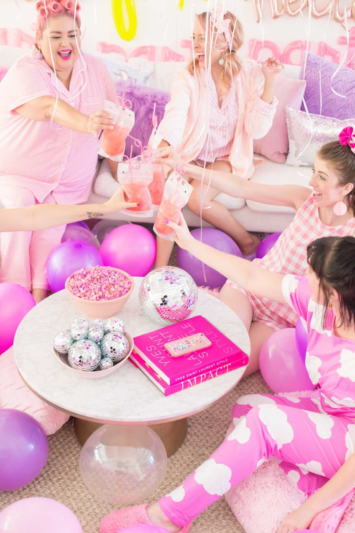 Как устроить и что делать на пижамной вечеринке для взрослых: идеи, игры, конкурсы, еда и напитки