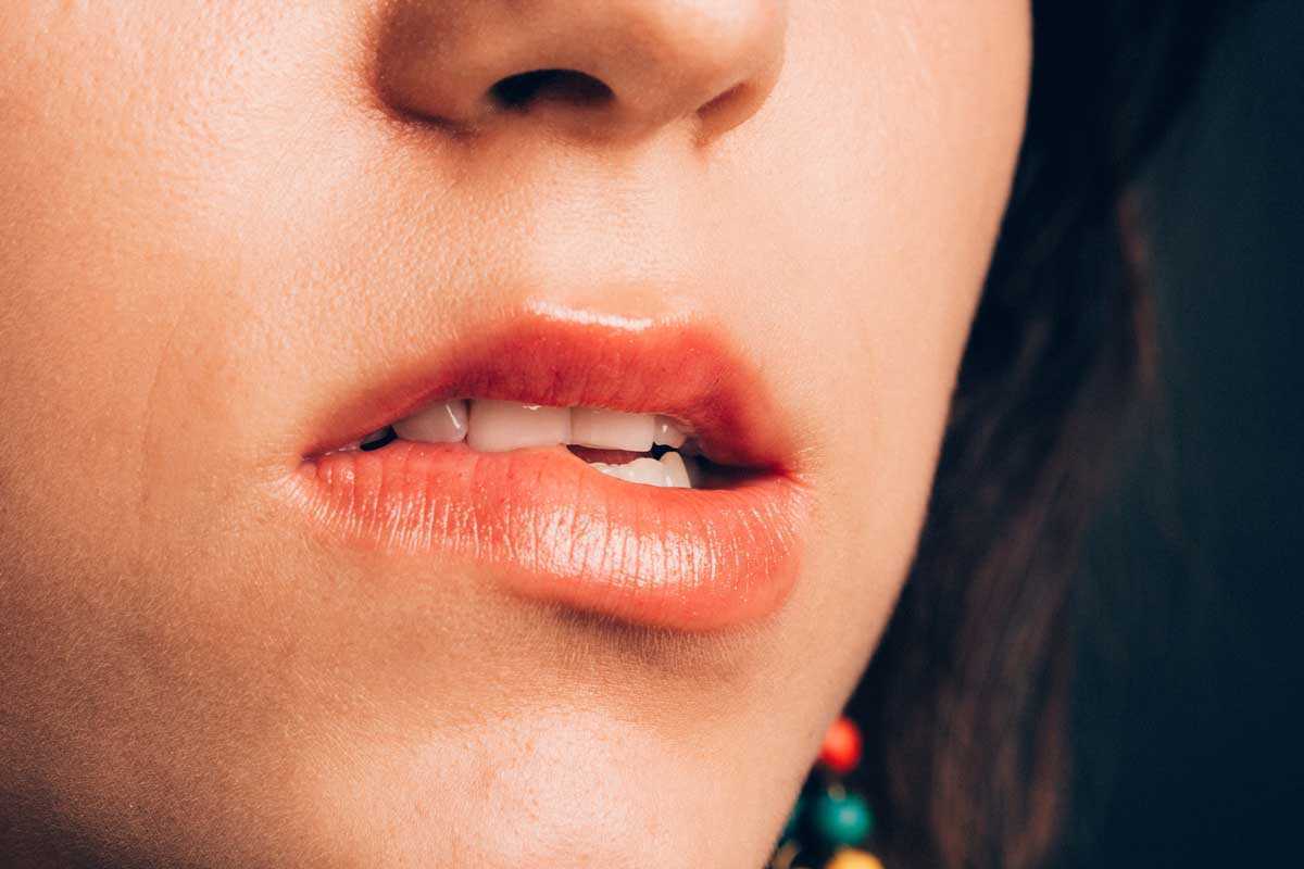 Психология: почему люди кусают губы и какой смысл в этом?