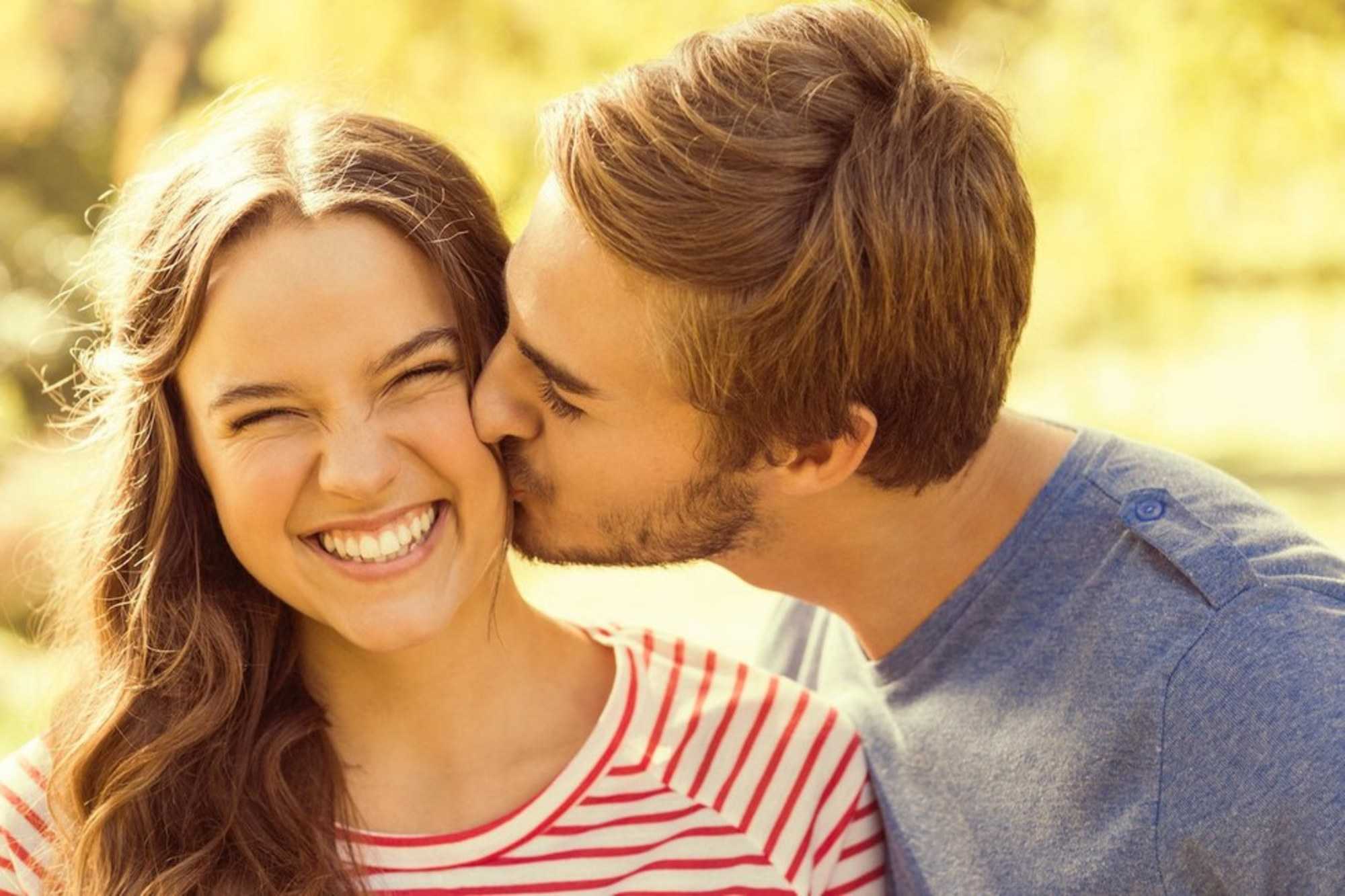Как правильно целоваться с девушкой - 15 шагов: стань ее космосом 💋