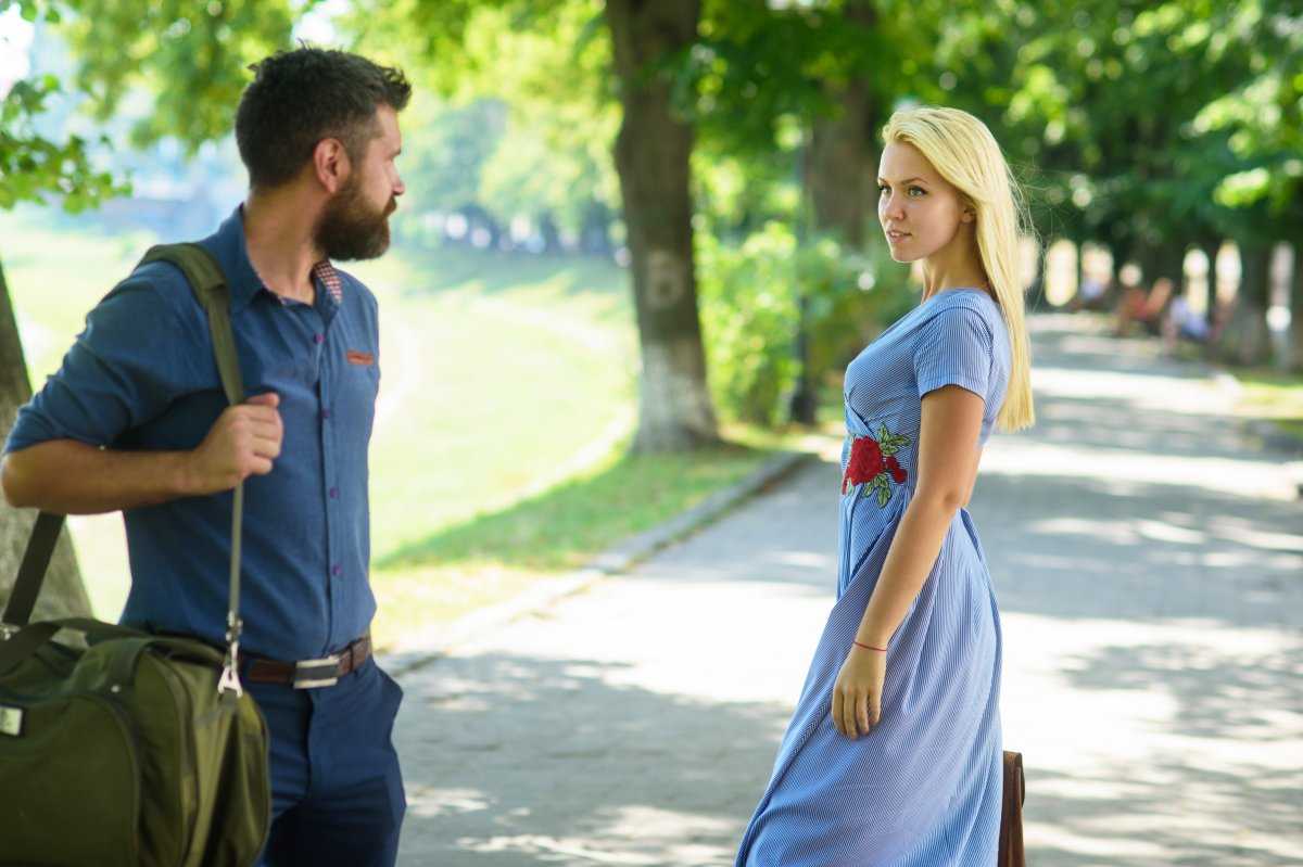 Как заставить девушку обратить на вас внимание